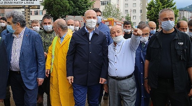İçişleri Bakanı Süleyman Soylu sel bölgesinde
