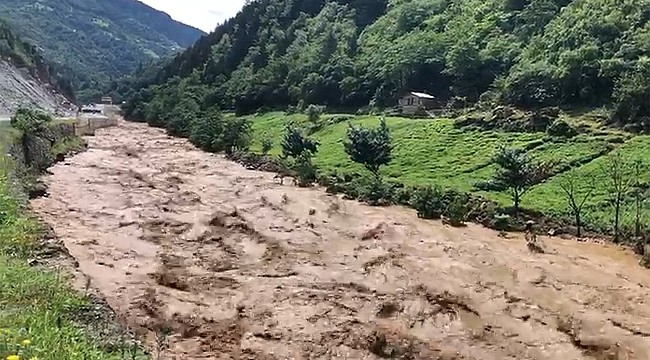 Sağanak yağış İkizdere'yi vurdu