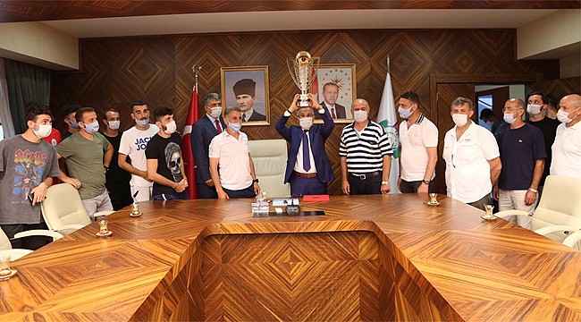 Vali Çeber, Şampiyon Pazarspor ekibini ağırladı