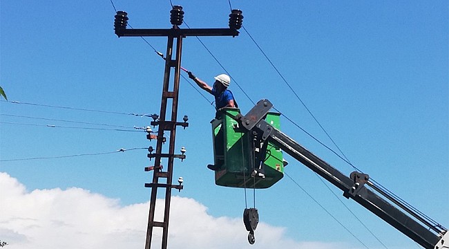 Pazar'da tehlike yaratabilecek elektrik direklerine acil müdahale