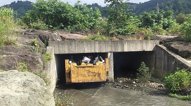Rize Belediyesi, menfez temizliklerine devam ediyor