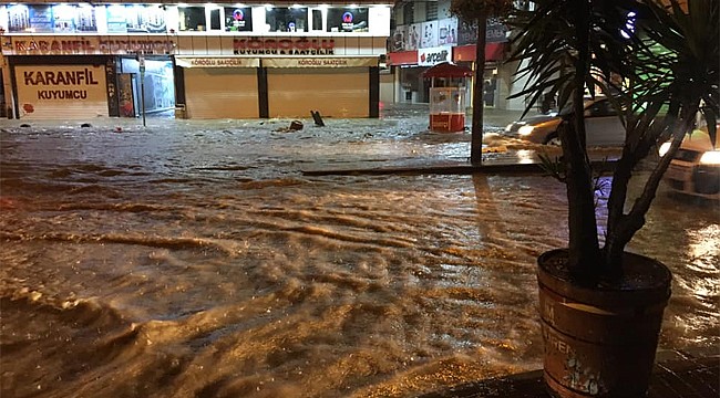 Rize'de şiddetli yağış hayatı felç etti