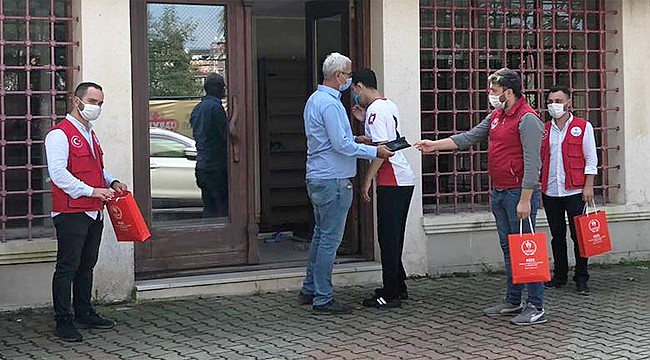 Rize'de gençlerden cami cemaatine tek kullanımlık seccade