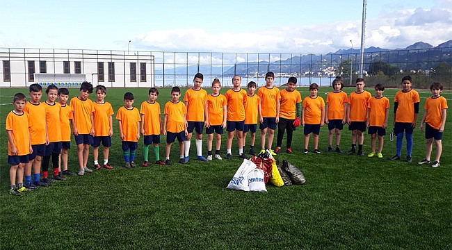 Minik futbolcular harçlıklarını depremzedelere bağışladı
