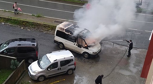 Rize'de park halindeki minübüs yandı