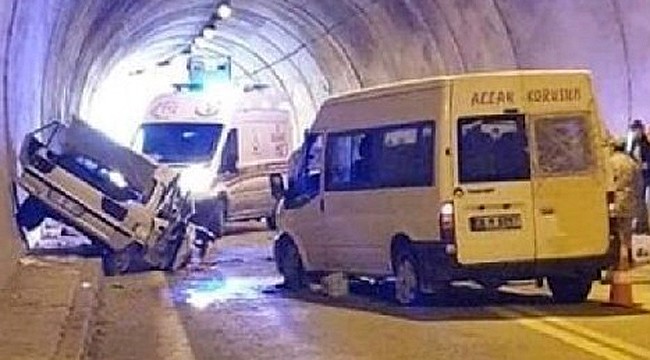 Rize plakalı otomobille minibüs çarpıştı: 1 ölü, 4 yaralı