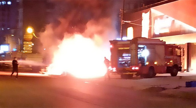 Rize'de 2 araç tamamen yandı