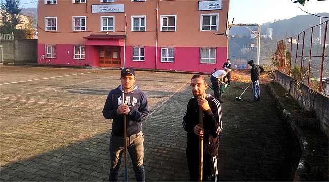 İyidereli gençler kapanan okullarının bahçesini temizlediler