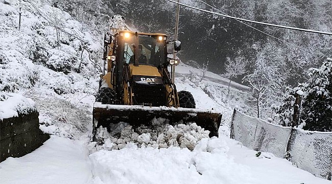 Rize'de etkili olan kar yolları ulaşıma kapadı