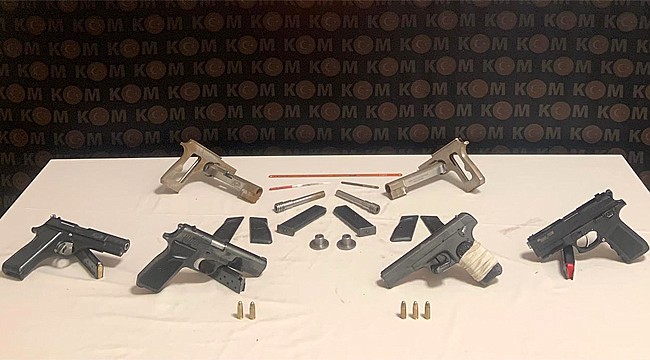 Rize'de durdurulan 2 araçta 4 kişi yakalandı