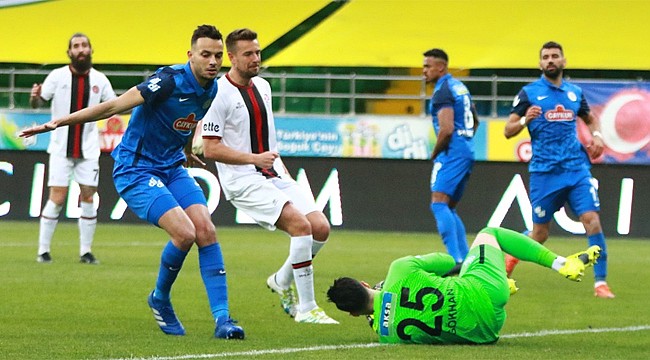 Çaykur Rizespor 10 kişi kalsa da 1 puanı kazanmasını bildi