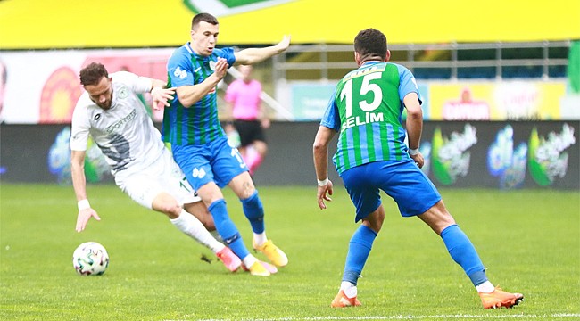 Çaykur Rizespor galibiyeti plakasıyla aldı