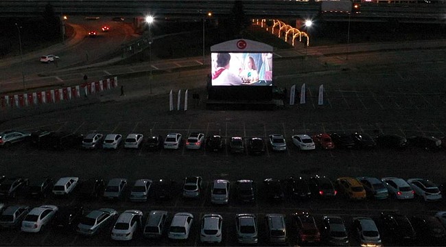 Rize'de sinema keyfi arabaların içine taşındı