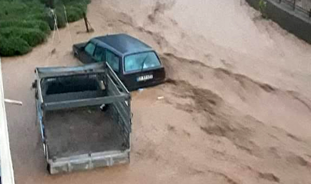 Rize'de selde mahsur kalanlara ulaşılmaya çalışılıyor