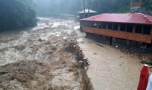 Rize yine sel ve heyelana teslim oldu