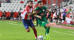 Antalyaspor'a 90+10'da hakem hayat verdi