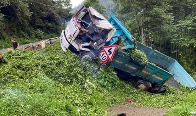 Güneysu'da çay yüklü kamyon devrildi: 2 yaralı
