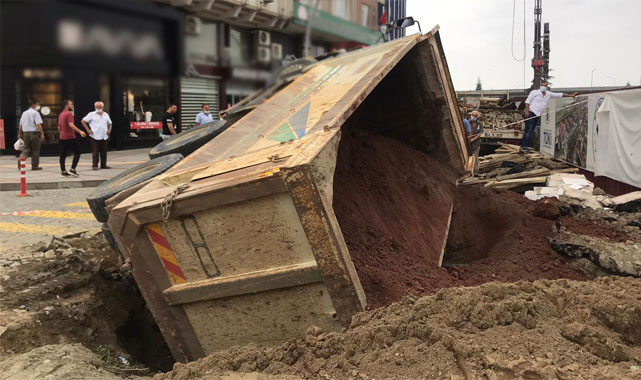 Rize'de kamyon çöken yoldan dolayı yan yattı