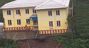 Rize'de okul bahçesi heyelan yüzünden çöktü