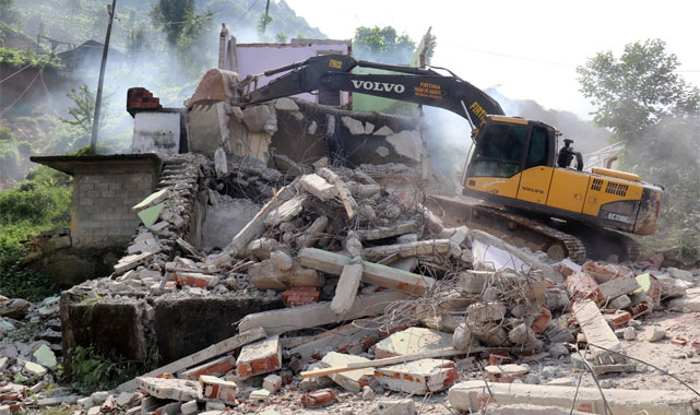 Rize'de riskli binaların yıkımına başlandı