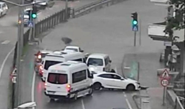 Rize'de sağanak yağış dağ dibi yolunu göle çevirdi