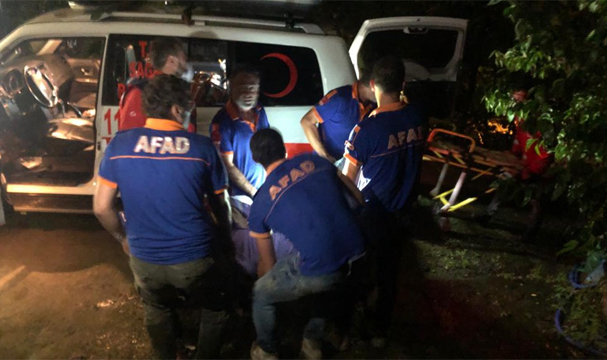 Rize'de toprak kayması sonucu mahsur kalan 2 kişi kurtarıldı