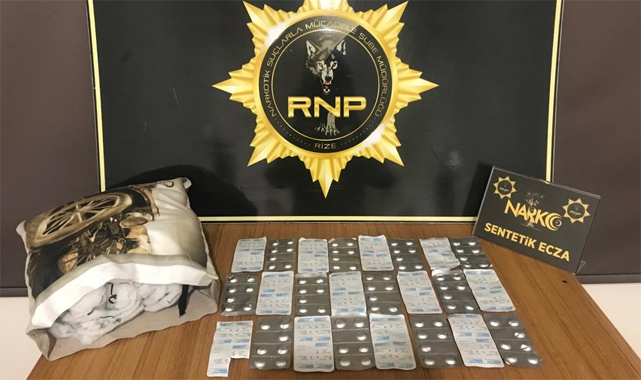 Yastığa sakladığı uyuşturucu haplarla yakalandı