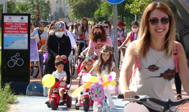 Rize'de kadınlar süsledikleri bisikletlerle pedal çevirdiler