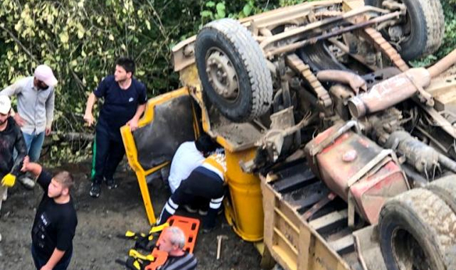 Çayeli'nde harfiyat kamyonu devrildi: 1 yaralı