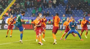 Galatasaray'a Rize'de son saniyede hakem kıyağı