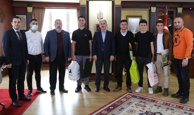 Kazananlar ödüllerini Başkan Metin'den aldılar