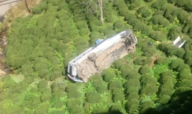 Rize'de minibüs çay bahçesine devrildi: 3 yaralı