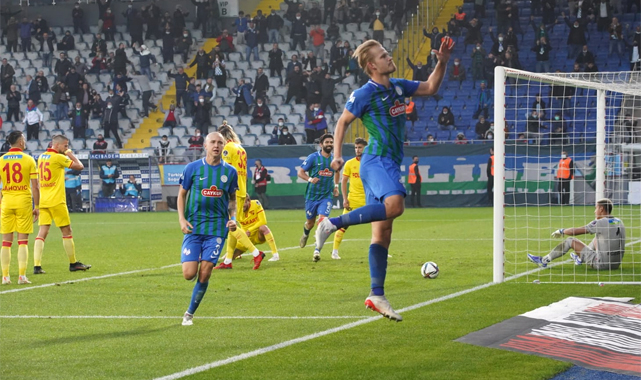 Atmaca evinde geçit vermiyor