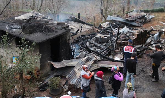Fındıklı'da yangın: 3 ev kül oldu