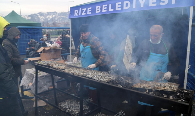 Rize'de 4 saatte 2,5 ton hamsi tüketildi