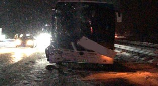 Rize'den İzmir'e giden yolcu otobüsü kaza yaptı: 15 yaralı