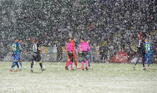 Çaykur Rizespor – Antalyaspor maçı yoğun kar yağışı yüzünden ertelendi