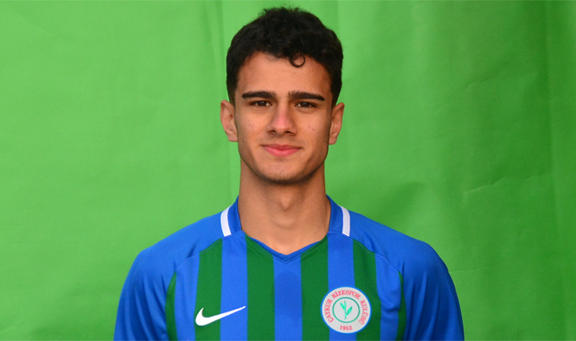 Rizesporlu Musa Eren Karakaş profesyonele imza attı