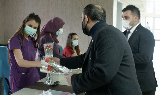 Genç Refah Rize'den Sağlıkçılara karanfilli kutlama