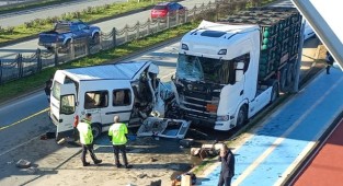 Rize'de okul servisi tıra çarptı: 1 ölü, 13 yaralı