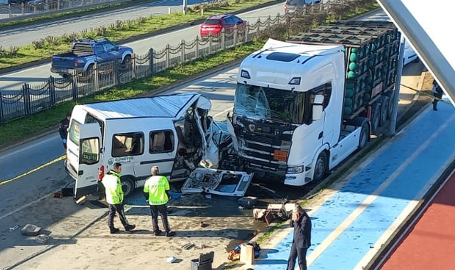 Rize'de okul servisi tıra çarptı: 1 ölü, 13 yaralı