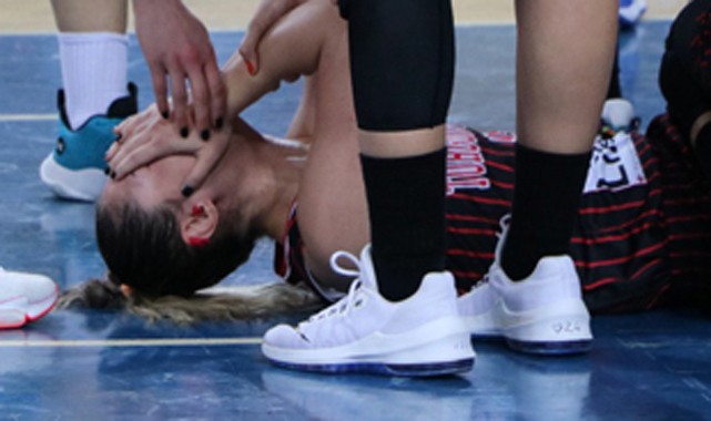 Rize'deki maçta basketbolcunun ayağı kırıldı