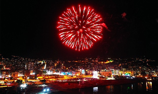 Rize, havai fişeklerle renklendi