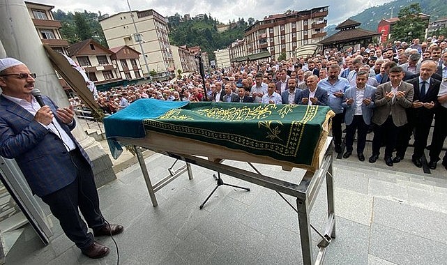 Rize Barosu Başkanı Ümit Peçe'nin annesi son yolculuğuna uğurlandı