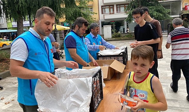 Rize'de vatandaşlara Aşure ikramı yapıldı