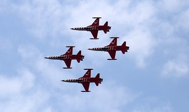 Türk Yıldızları Rize semalarında gösteri uçuşu yaptı
