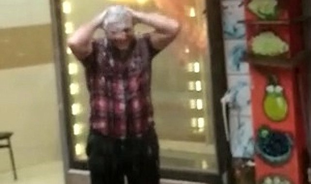 Yağmuru fırsat bilen Rizeli sokakta duş aldı