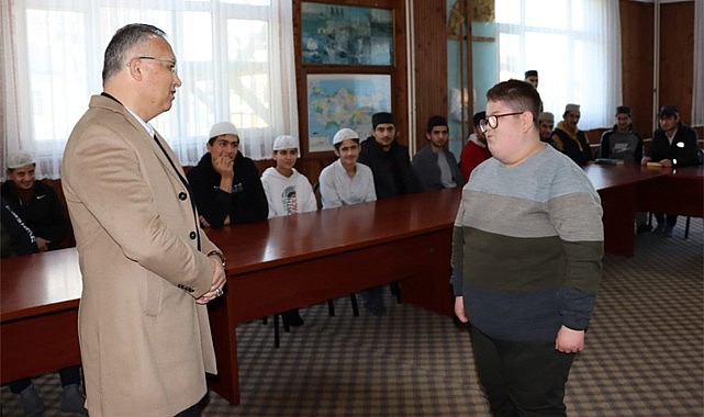 Rize Valisi Kemal Çeber, genç hafız adayı Ömer'in davetini kırmadı