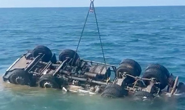 İyidere'de damperi açılmayan taş kamyonu denize düştü