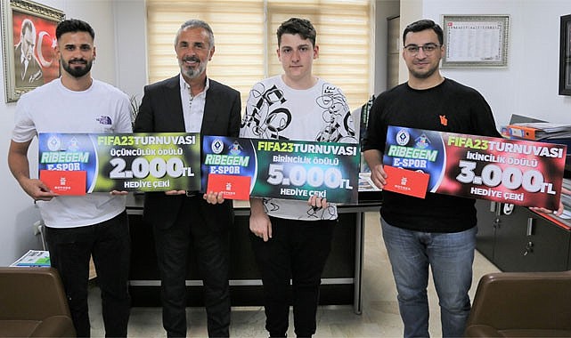 Rize'deki FİFA23 Turnuvasının kazananları ödüllerini aldı